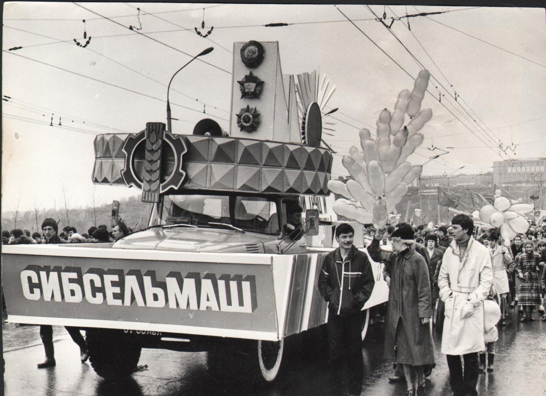 Фото Опубликованы уникальные кадры празднования Первомая в СССР в Новосибирске 12 - Сиб.ФМ Фото Опубликованы уникальные кадры празднования Первомая в СССР в Новосибирске 12